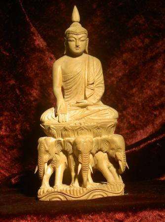 Buddha auf drei Elefanten