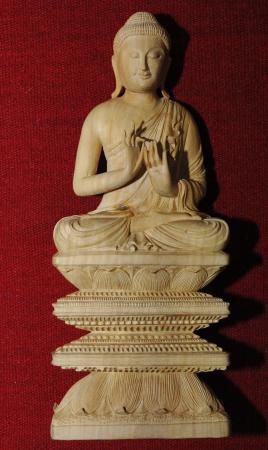 Buddha auf vierstufigem Lotosthron