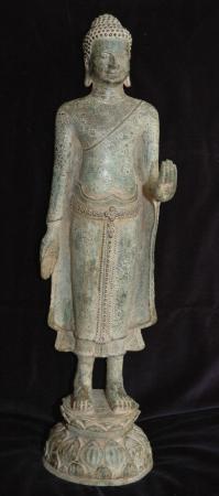 Buddha auf Lotos stehend