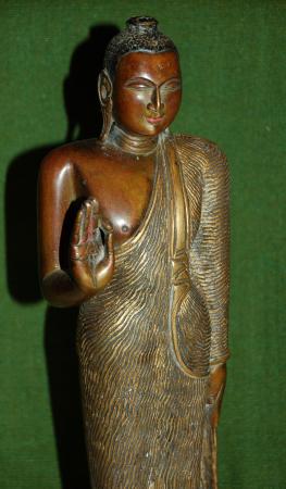 Buddhafigur mit roten Lippen