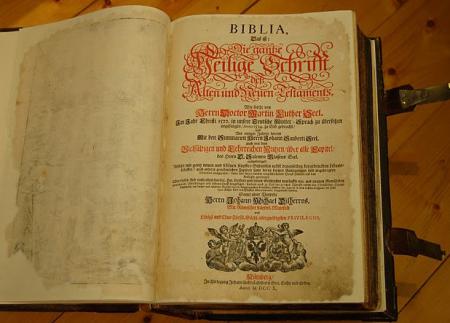 Luther Bibel geöffnet