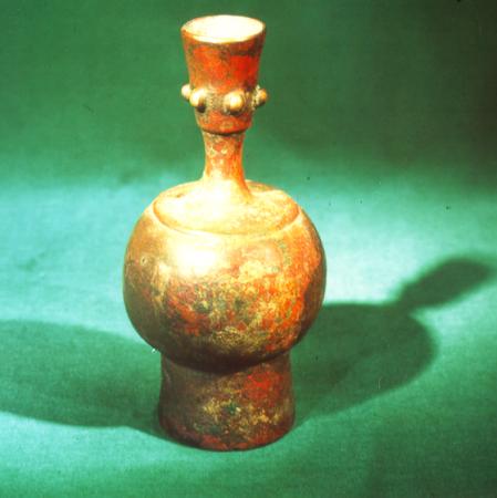 Bronzekanne mit Noppendekor