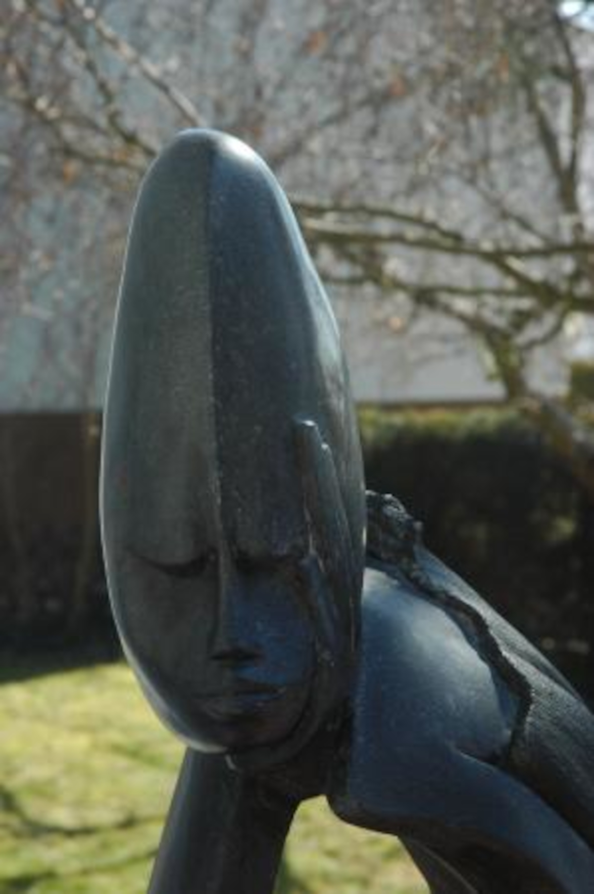 Skulptur Tief in Gedanken (Teilansicht)